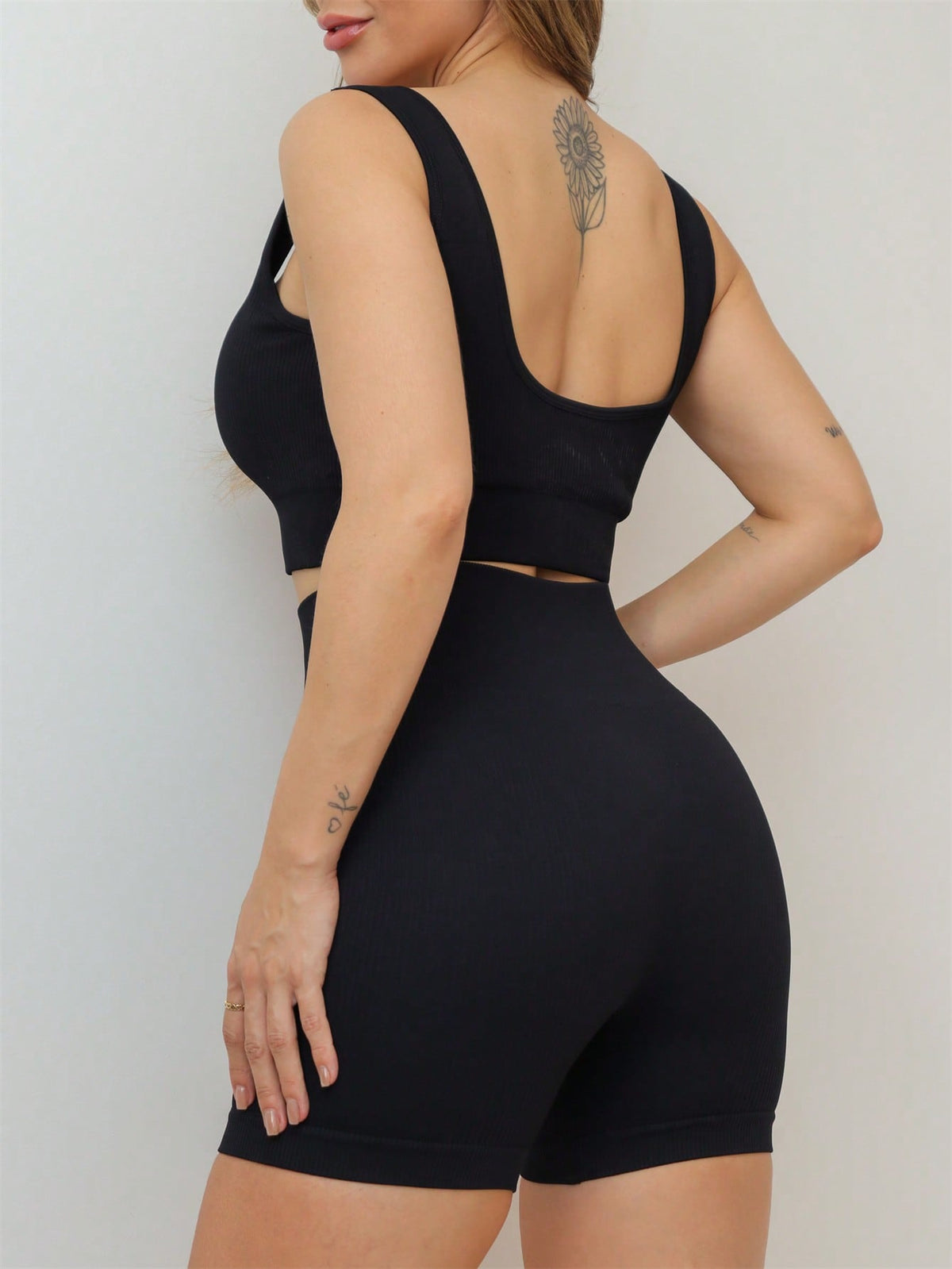 Conjunto Top Canelado E Short Cintura Alta Modelador