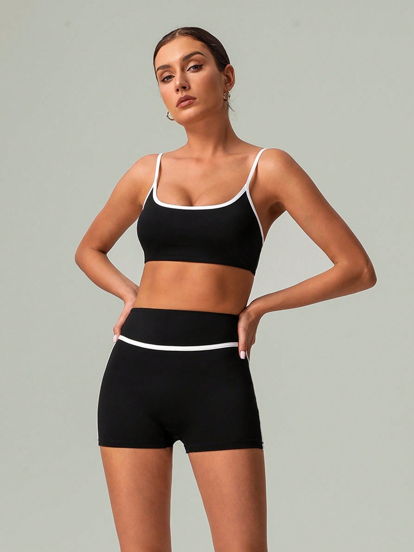 Conjunto Top Alças Finas E Short Cintura Alta Detalhado