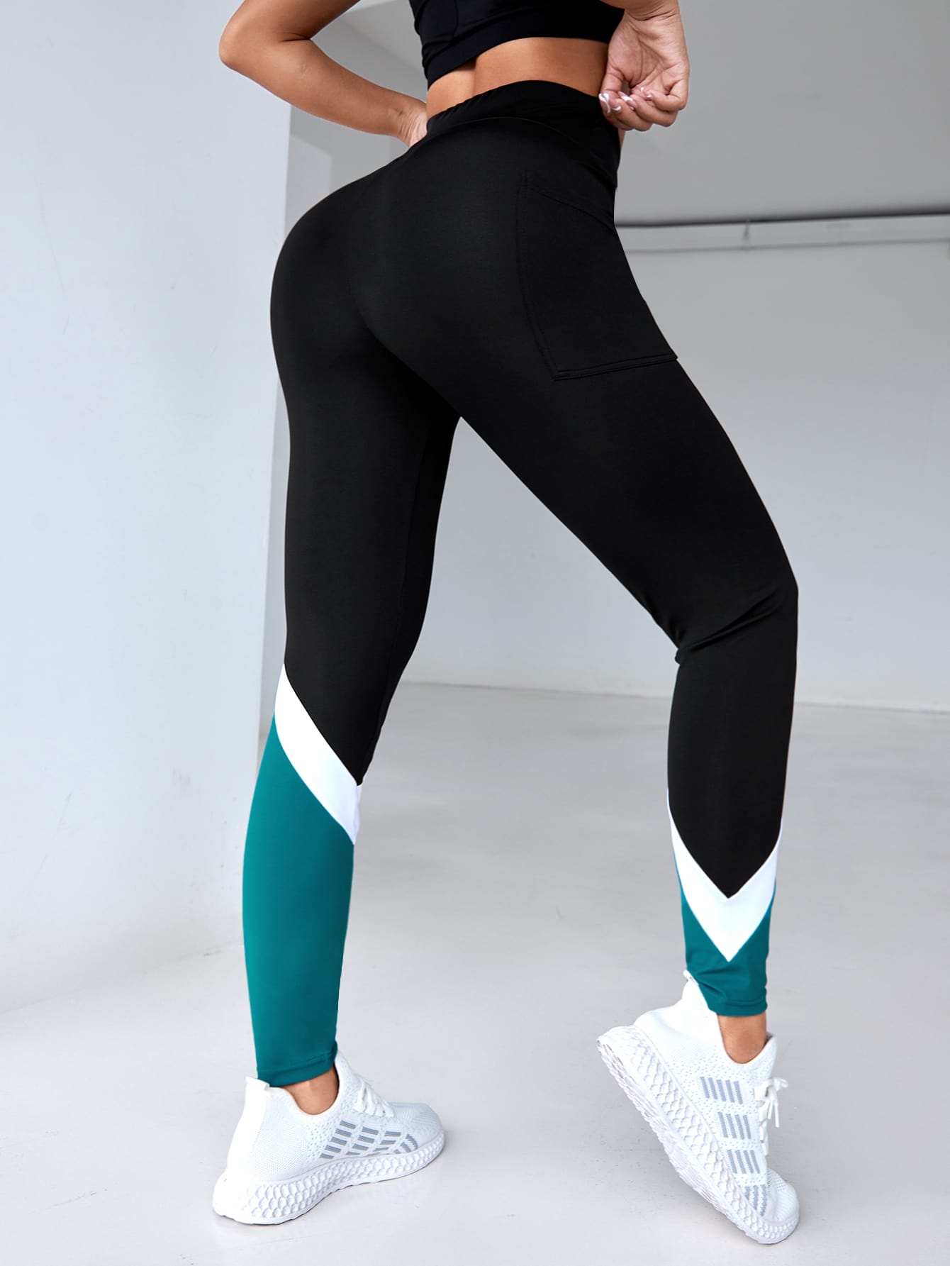 Legging Fitness Cintura Alta Com Bolso E Recortes Color Block