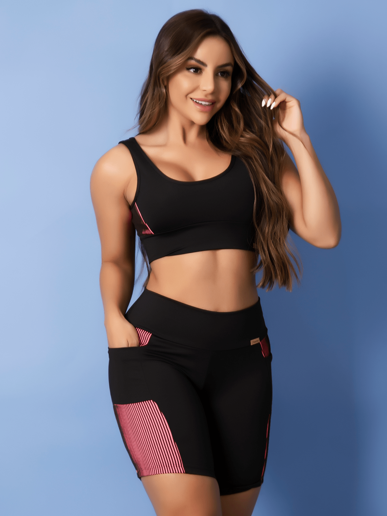 Conjunto Top Suporte Médio E Short Cintura Alta Com Recortes