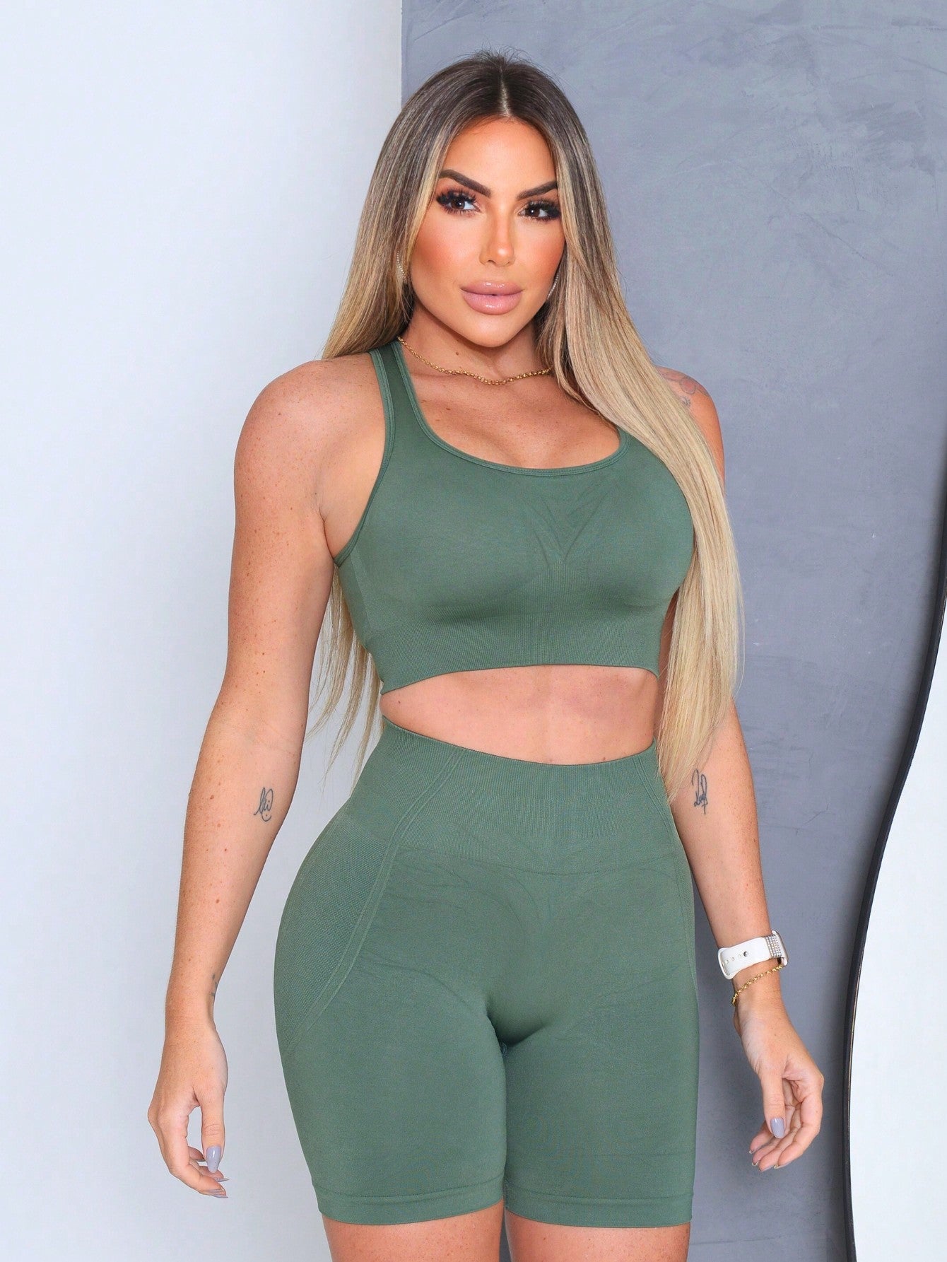 Conjunto Top Suporte Médio E Short Cintura Alta Compressão