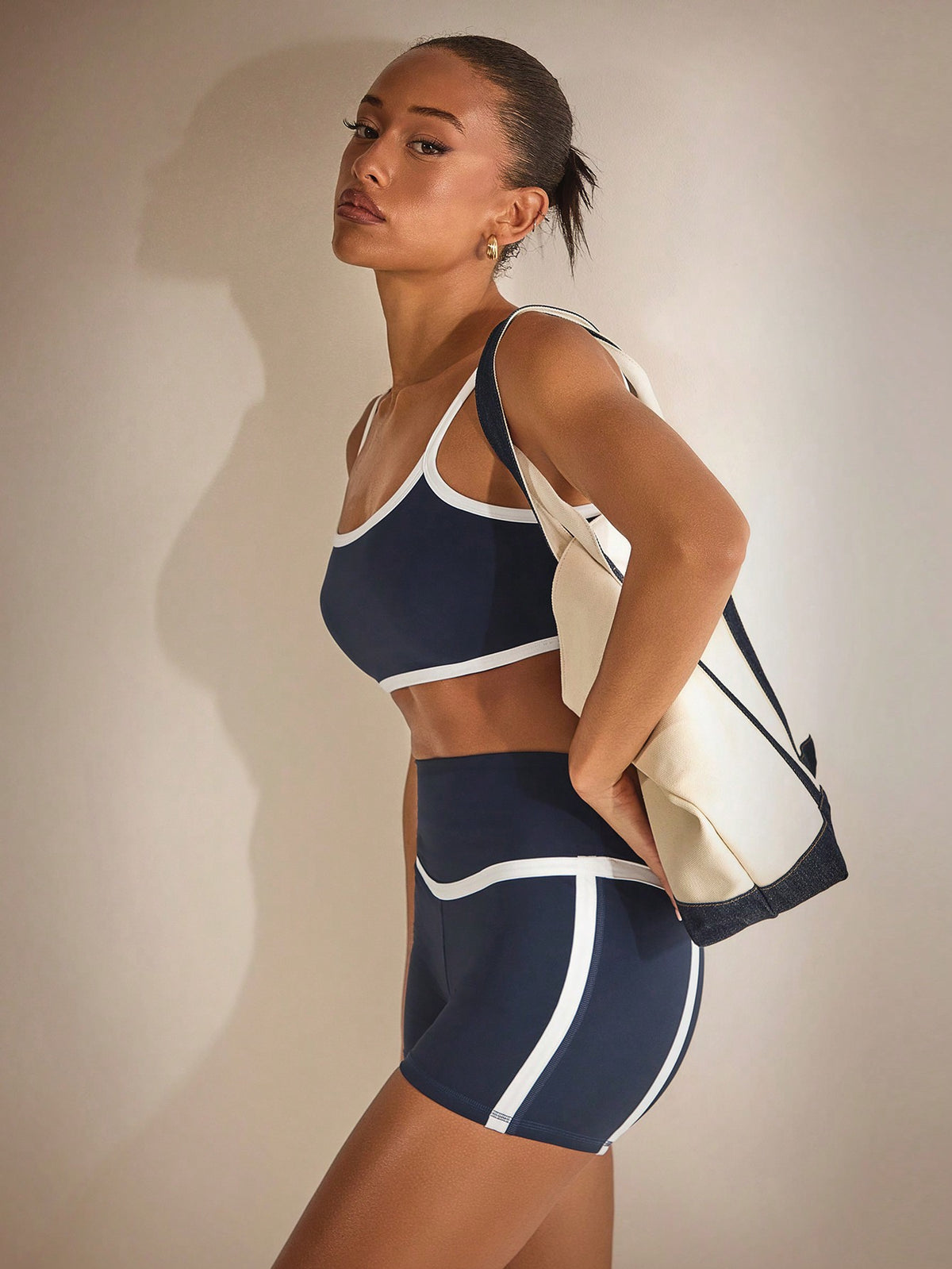 Conjunto Top Alças Finas E Short Cintura Alta Com Detalhes