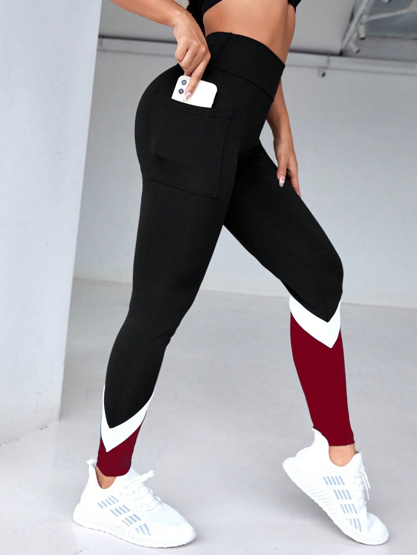 Legging Fitness Cintura Alta Com Bolso E Recortes Color Block