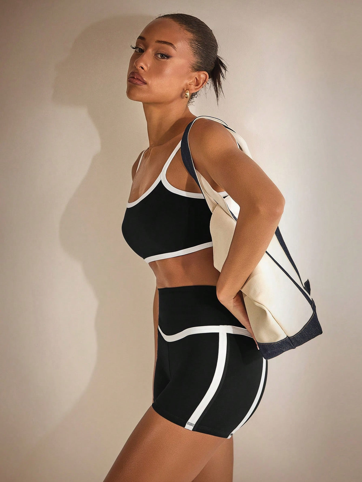 Conjunto Top Alças Finas E Short Cintura Alta Com Detalhes