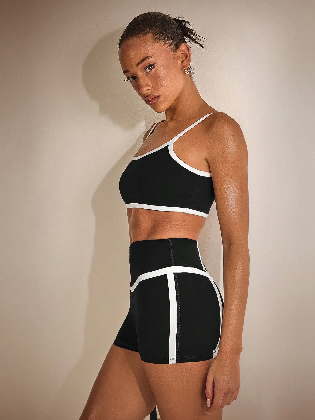 Conjunto Top Alças Finas E Short Cintura Alta Com Detalhes