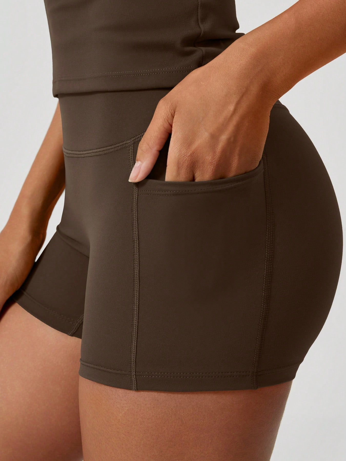 Conjunto Camiseta Ajustada E Short Com Bolsos