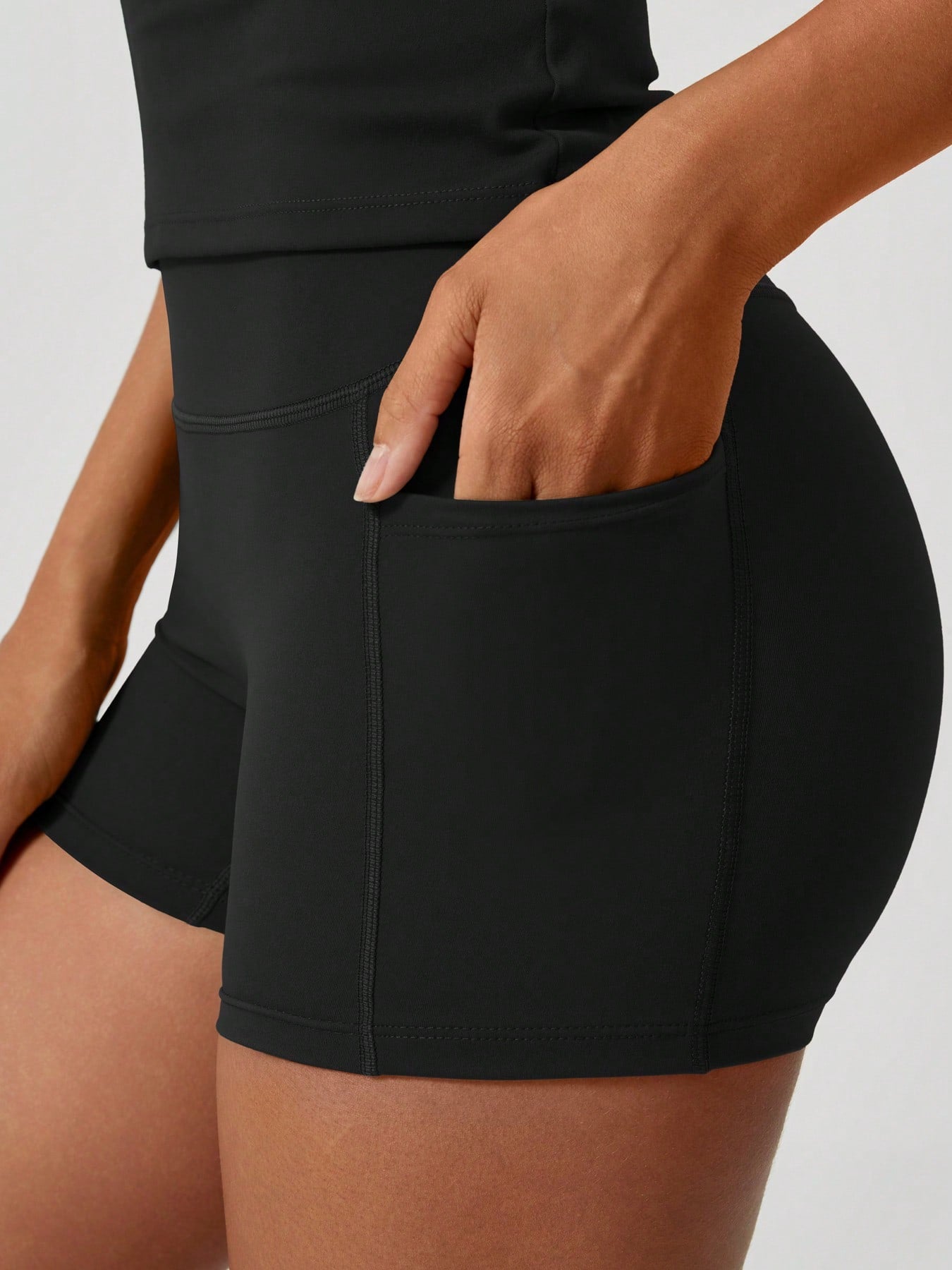 Conjunto Camiseta Ajustada E Short Com Bolsos