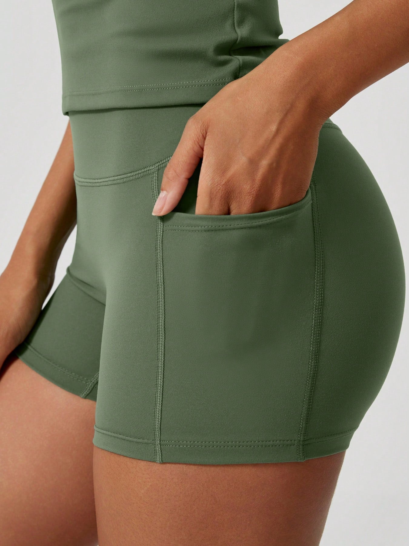 Conjunto Camiseta Ajustada E Short Com Bolsos