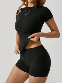 Conjunto Camiseta Ajustada E Short Cintura Alta Estilizado