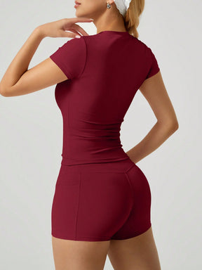 Conjunto Camiseta Ajustada E Short Cintura Alta Estilizado