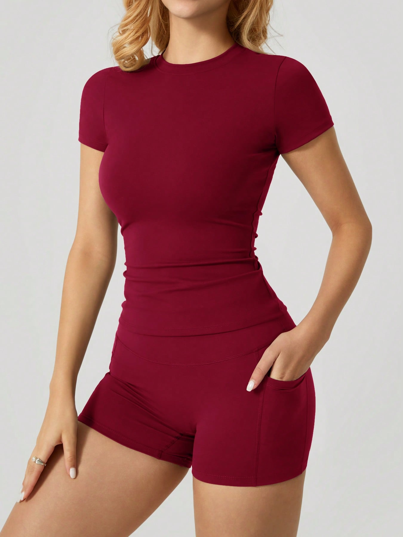 Conjunto Camiseta Ajustada E Short Cintura Alta Estilizado