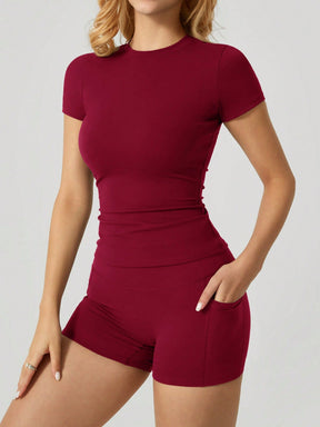 Conjunto Camiseta Ajustada E Short Cintura Alta Estilizado