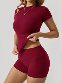 Conjunto Camiseta Ajustada E Short Cintura Alta Estilizado