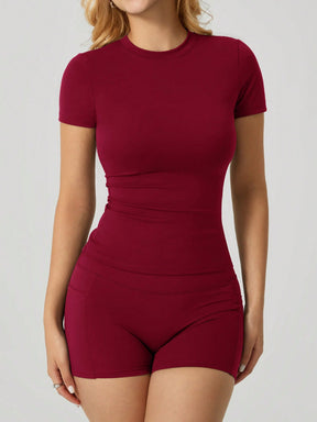 Conjunto Camiseta Ajustada E Short Cintura Alta Estilizado