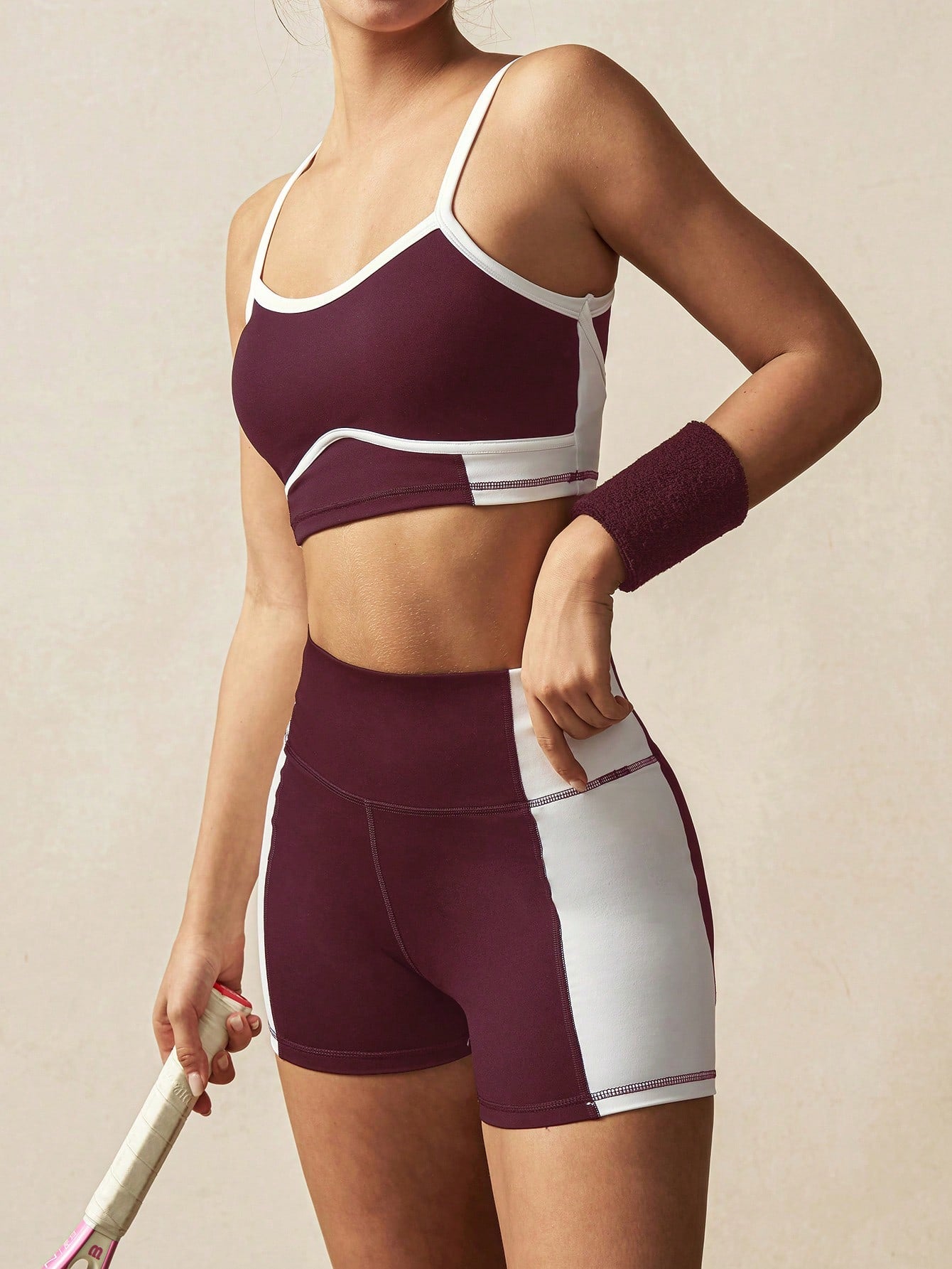 Conjunto Top Recortes Laterais E Short Cintura Alta