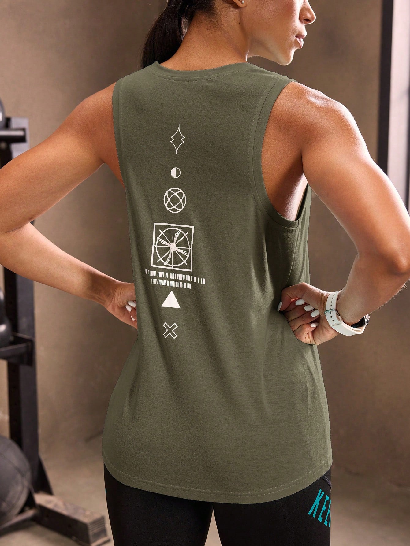 Regata Fitness Ampla Com Estampa Geométrica Traseira